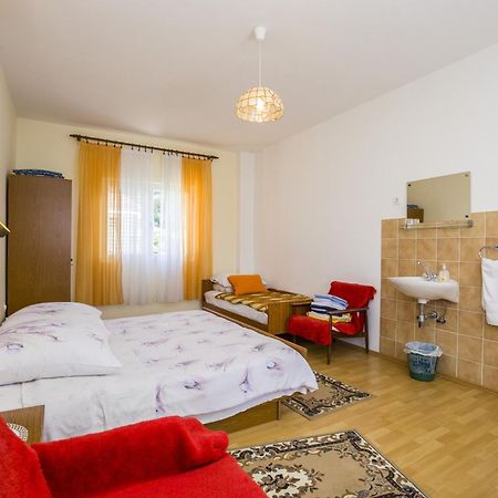 Rooms Padovan Banjol Exteriör bild
