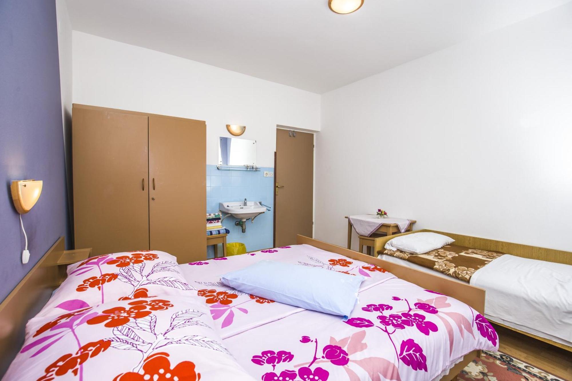 Rooms Padovan Banjol Exteriör bild